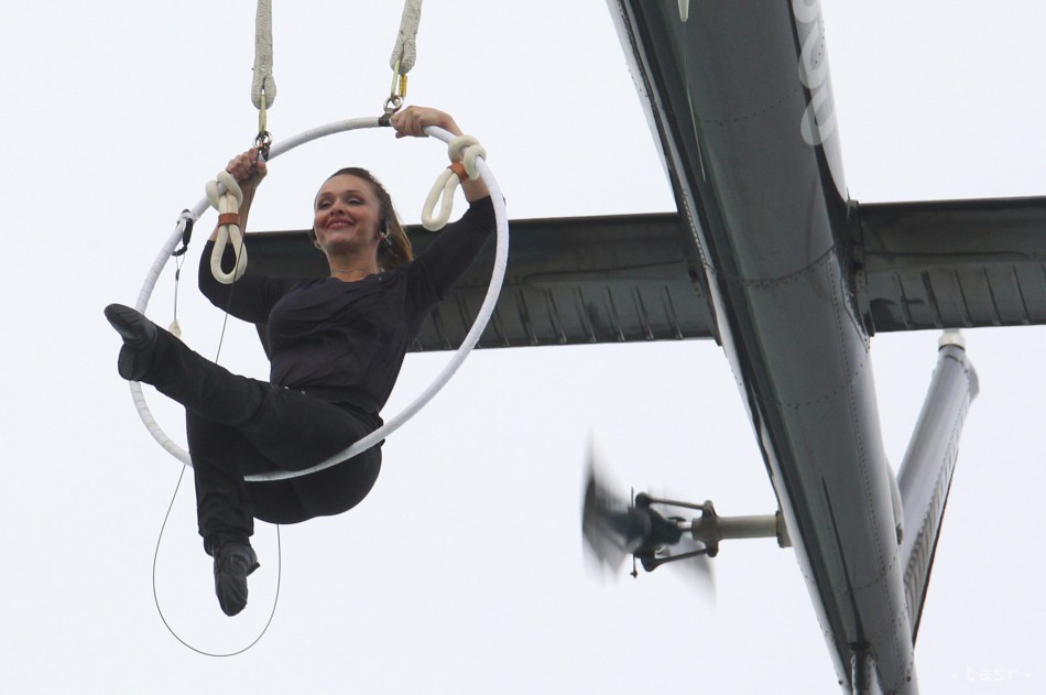Známa americká akrobatka Erendira Wallendová predvádza vystúpenie na kruhu zavesenom na vrtuľníku letiacom ponad Niagarské vodopády vo štvrtok 15. júna 2017.