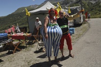Fanúšikovia Tour de France v kostýmoch