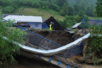 Búrka v obci Šambron poškodila most