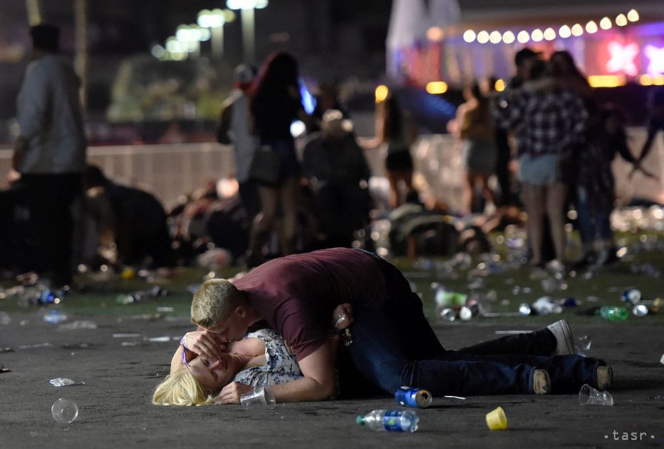 Snímka z názvom Masaker v Las Vegas z 1. októbra 2017 od fotografa Davida Beckera z Getty Images, ktorý zvíťazil v kategórii Aktualita (séria) v prestížnej súťaži World Press Photo, 12. apríla 2018. 