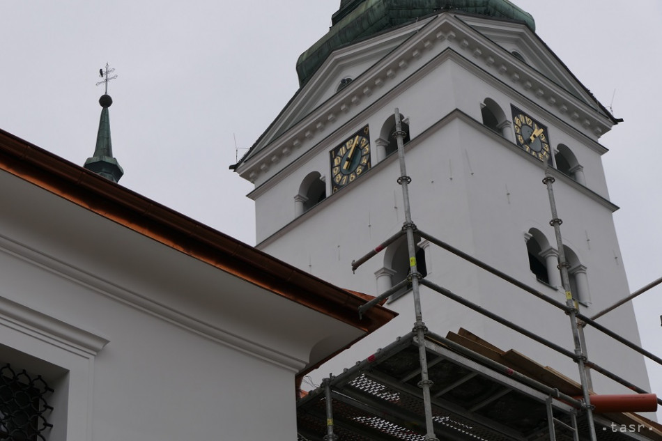 Na streche Kostola sv. Egídia v Poprade vymenia časť šindľovej strechy