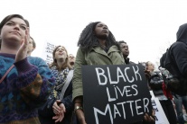 Protesty v USA po úmrtí Afroameričana
