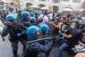 V Miláne vypukli násilné protesty proti vysokým životným nákladom