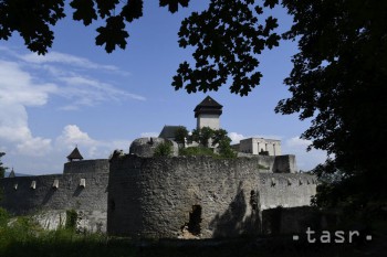 Návštevníci v kroji budú mať v nedeľu vstup na Trenčiansky hrad zdarma