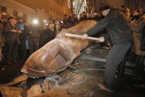 Socha Vladimira Lenina v Kyjeve padla