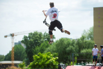 Na snímke chlapec počas skoku na kolobežke na prvom ročníku Petržalekého majálesu v Bratislave v stredu 1. mája 2024.