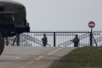 Ruskí vojaci blokujú vojenské letisko na Kryme