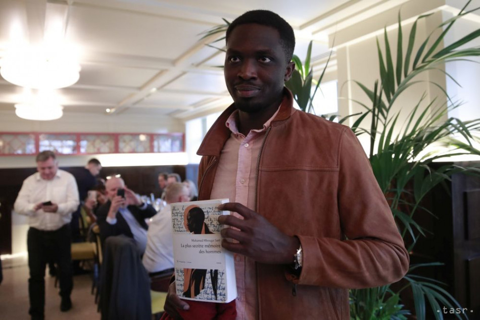 Prestížnu Goncourtovu cenu získal Mohamed Mbougar Sarr zo Senegalu