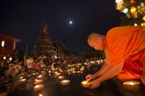 Budhistickí mnísi púšťali lampióny