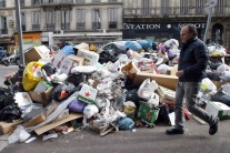 Nahromadená kopa odpadkov na ulici v Marseille