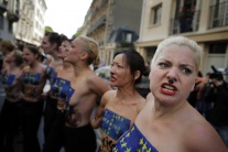 Aktivistky Femen počas protestov vo Francúzsku
