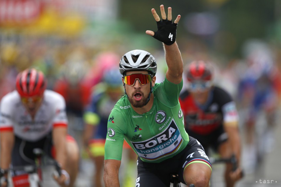 Na snímke slovenský cyklista Peter Sagan (Bora-Hangrohe) v zelenom drese lídra bodovacej súťaže víťazí v 13. etape 105. ročníka Tour de France z Bourg d'Oisans do Valence (169.5 km) 20. júla 2018. Foto: TASR/AP
