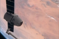 Kozmická loď Dragon pristáva pri ISS