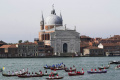 Pápež v Benátkach varoval pred ničením životného prostredia turizmom