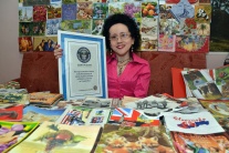 Zberateľka Antónia Kozáková so svojou zbierkou