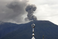 Počet obetí výbuchu sopky v Indonézii sa zvýšil na 13