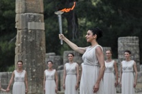 Zapálenie olympijského ohňa v gréckej Olympii