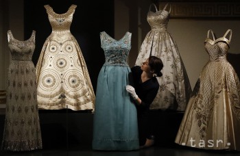 Svadobné šaty aj známe klobúky: Britská kráľovná ukáže kúsok šatníka