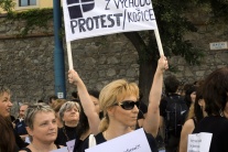 Protestujúce sestry v čiernom 