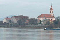 Nákladné loď Trias uviazla na Dunaji