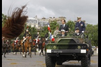 Vojenská paráda v Deň dobytia Bastily