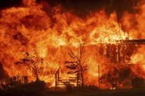 Plamene ničia prírodu i domy