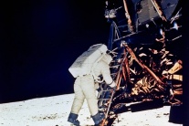 Zomrel astronaut Neil Armstrong, prvý človek na Me