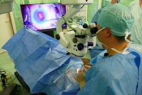 Martin očná operácia lekár oči 3D živý prenos 