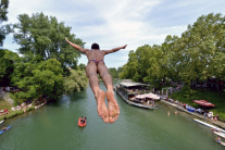 Muž skáče do rieky