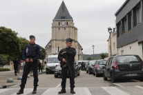 Policajné hliadky v Normandii po útoku