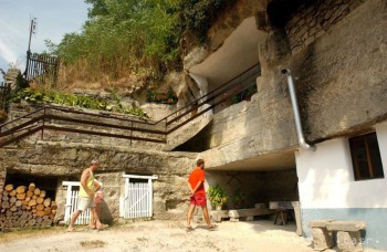 Domy vytesané do skaly priťahujú pozornosť návštevníkov z celého sveta