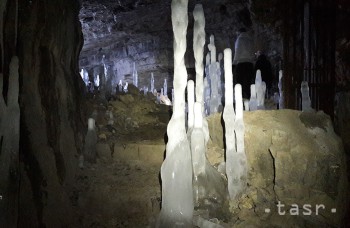 VIDEO: Stanišovskú jaskyňu zdobia ľadové cencúle, každý deň sú iné