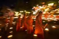 Budhistickí mnísi púšťali lampióny