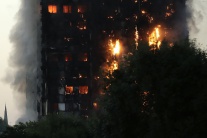Británia Londýn budova výšková požiar zranení   Po