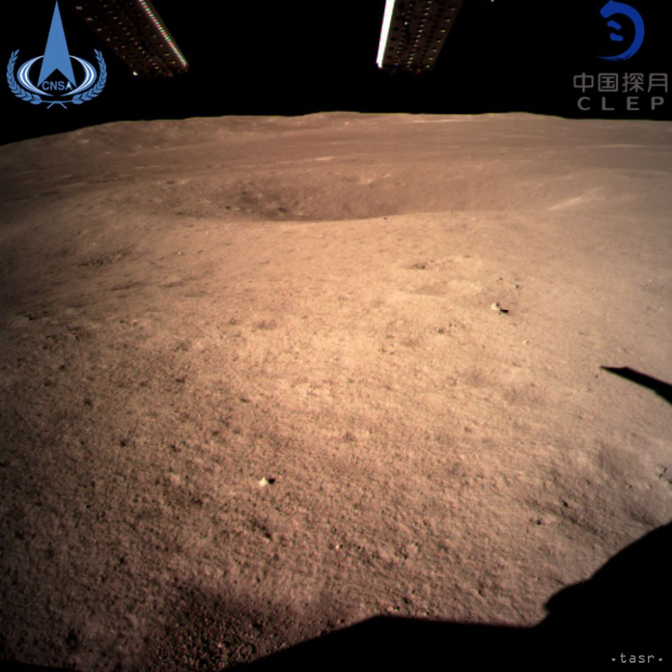 Prvá snímka odvrátenej strany Mesiaca. Sonda Čchang-e 4 (anglický prepis Chang'e 4) pristála o 03.26 h SEČ a cez satelit Čchüe-čchiao poslala naspäť na Zem prvý signál a fotografiu odvrátenej strany Mesiaca. Foto: TASR/AP