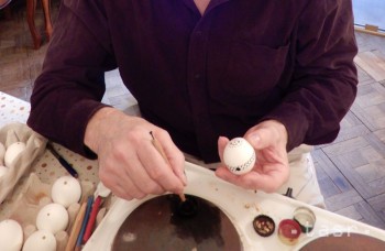 VIDEO: Michal Pasternák sa venuje zdobeniu vajíčok už desiatky rokov