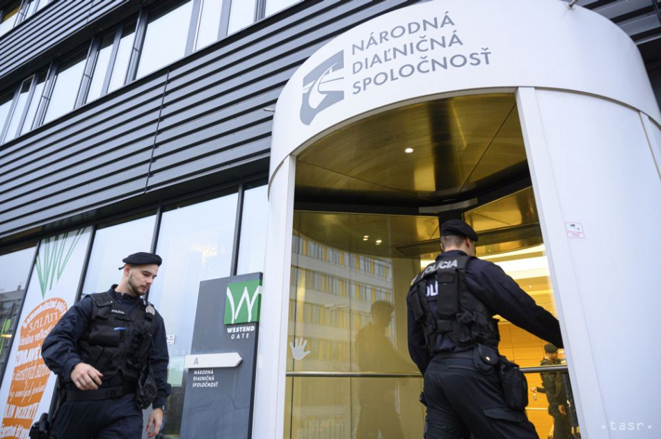 Policajti vstupujú do budovy, kde sídli aj Národná diaľničná spoločnosť (NDS) v Bratislave, 16. decembra 2019. Foto: TASR - Michal Svítok