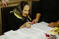 Starenka oslavuje 105. narodeniny voľbami