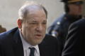 Bývalého producenta Harveyho Weinsteina v New Yorku hospitalizovali