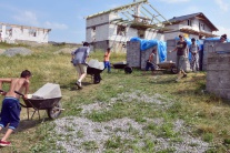 Americkí herci pomáhajú Rómom stavať domy