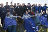 Posádka ISS pristála v Kazachstane