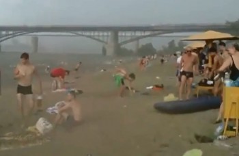 Počasie neblázni len v apríli: Silné krupobitie vydesilo ľudí na pláži