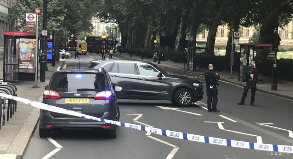 VIDEO: Do zábran pred parlamentom v Londýne narazilo vozidlo