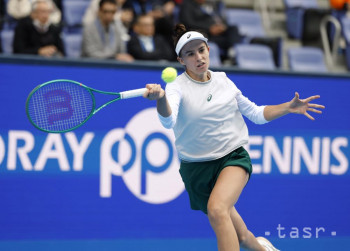 Slovenská tenistka Mia Pohánková odvracia úder Američanke Alycii Parksovej vo štvrťfinále dvojhry na tenisovom turnaji WTA 500 v japonskom Tokiu 30. októbra 2026.