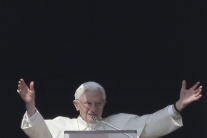 Pápež Benedikt XVI. sa prihovoril ľuďom