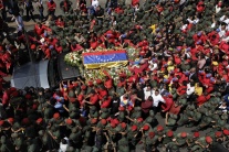 Rakvu viezli ulicami Caracasu