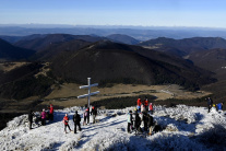 Zimný výstup turistov na vrch Strážov 