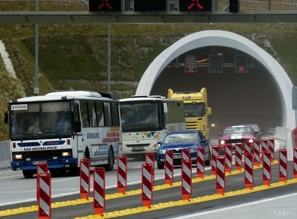 V tuneli je uzatvorený ľavý jazdný pruh a vodiči sa v kolóne zdržia približne hodinu. 