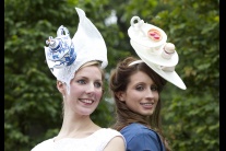 Extravagantné klobúky na kráľovských konských pret