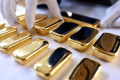 Ceny zlata v piatok klesli na 1-mesačné minimum
